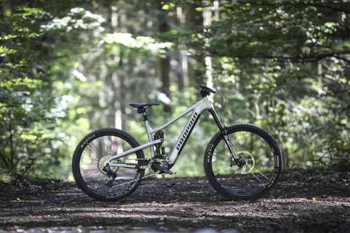 Wer ein E-Enduro sucht, das nicht nur geradeaus schnell ist, ist beim Ekano 2 an der richtigen Adresse. Außerdem: Starker Partner für große Stunts und den Bikepark.