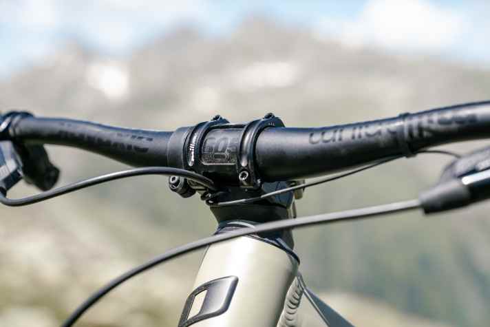Die Zugführung durch den Steuersatz fällt dank eigener Spacer besonders formschön aus. Das erbt das Ekano vom <a href="https://www.bike-magazin.de/mountainbike/enduro/propain-tyee-2023-das-neue-enduro-bike-im-test/" target="_blank" rel="noopener noreferrer">neuen Propain-Enduro Tyee</a>.
