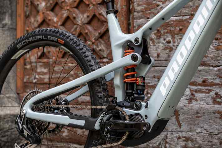 Das Pro10-Hinterbausystem mit virtuellem Drehpunkt ist Markenzeichen der Propain-Bikes. Am Sresh CF liefert das Heck 150 Millimeter Federweg.