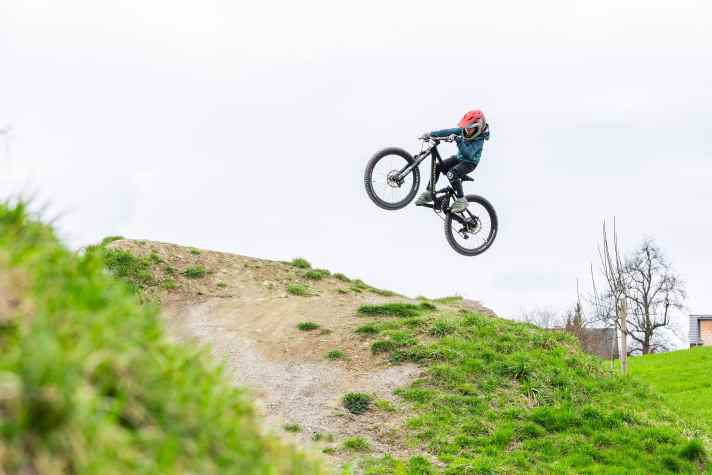 Für Überflieger: Auf dem Propain Yuma 4 24 sollten junge Biker fahrtechnische Kniffe schnell beherrschen.
