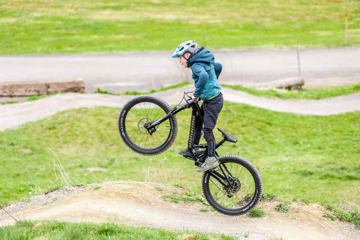 Die optimierten Größen des Propain Yuma kommen dem Bike-Handling zugute.