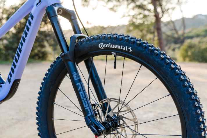 Bestückt mit echten Mountainbike-Teilen, wie etwa griffigen Reifen von Continental, hält das neue Propain Yuma kein Kind zurück.