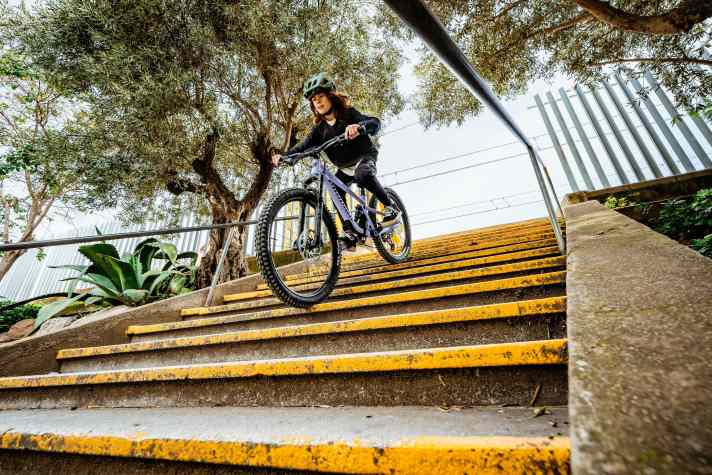 Das macht allen Kindern Spaß: Treppen runterscheppern. Mit dem Propain Yuma Modellen ist die Abfahrt kinderleicht.