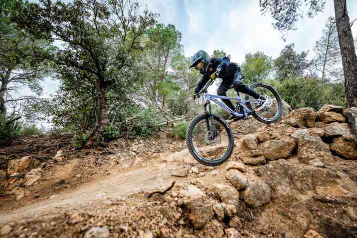Für Trail und Enduro ist das Kinder-Fully von Propain wie gemacht. Da müssen die Erwachsenen erst einmal dranbleiben!