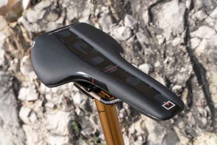 Ein breiter Kanal soll den Dammbereich entlasten und anders als ein Lochsattel trotzdem vor aufgewirbeltem Schlamm und Wasser schützen