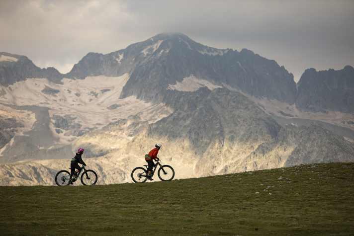 Dass die Trail-Einstiege im Kingdom Puro Pirineo den ganzen Winter schneefrei sind, ist unwahrscheinlich. Optisch machen die 3000er im Hintergrund aber ordentlich was her.