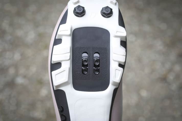 Griffige Profilsohle und eine Zweischrauben-Cleat-Montage? Gut möglich, dass es sich hier um einen MTB-Schuh im Gravel-Gewand handelt