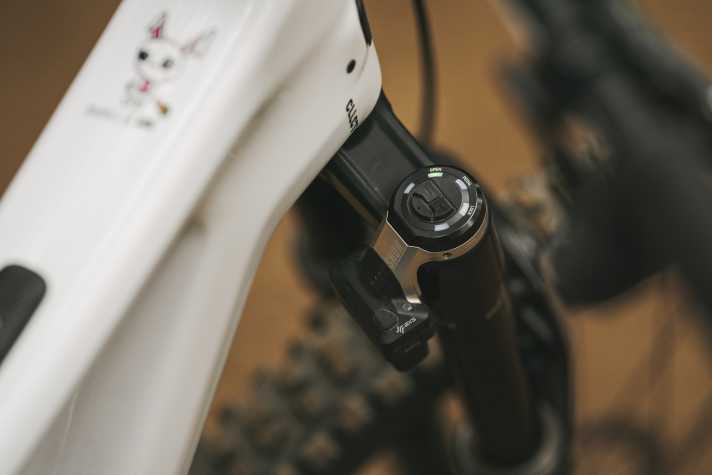 Die LEDs an der Gabelkrone der Rockshox Flight Attendant Pike, Lyrik oder ZEB zeigen an, in welchem Modus sich das Fahrwerk aktuell befindet.