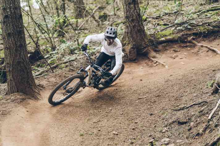 Die neuen Trail-Federelemente der Rockshox Flight Attendant 2025 Baureihe sollen dem Fahrer Entscheidungen abnehmen und ihn somit signifikant schneller machen.