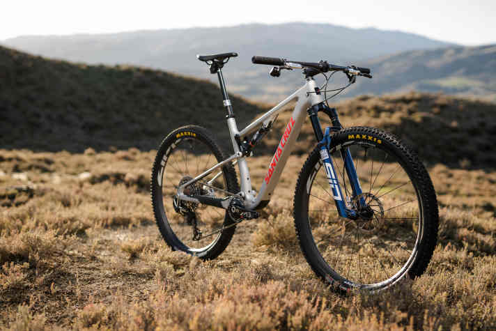 Das neue Rockshox Cross Country-Fahrwerk, bestehend aus Sid-Federgabel und Sid Luxe Dämpfer, soll die Fahreigenschaften von leichten XC- und Downcountry-Bikes auf ein neues Level heben.