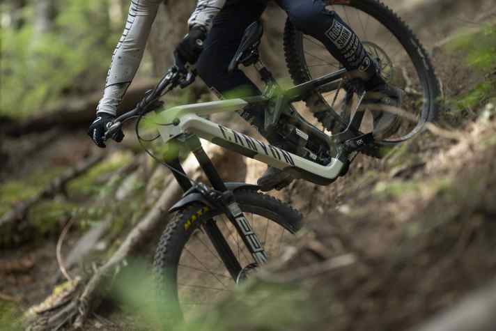 Gemacht für radikale Abfahrten am E-MTB, Enduro und Downhill-Bike: der neue Rockshox Vivid 2024.