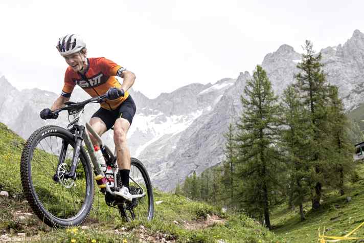 Lächeln trotz Anstrengung: Das Cervélo ZFS-5 kann im Marathon vor allem auf Trails punkten.