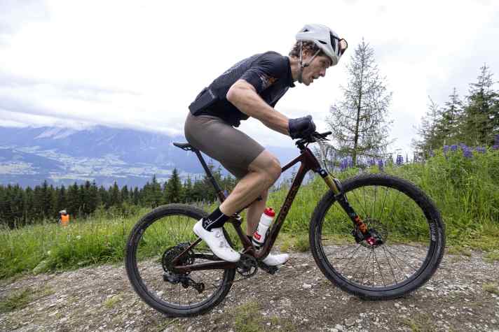 Nach drei Tagen Marathon ringt BIKE-Redakteur Jan Timmermann auf dem Storck Adrenalin.2 um jedes verbliebene Watt.