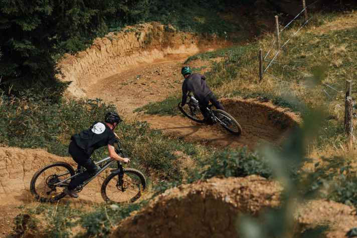 Durch etliche Verstelloptionen soll sich das neue Raaw Enduro auf vielfältige Trails einstellen lassen.