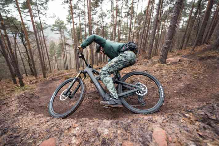Gute Kurvenlage, doch wenn es eng wird, verlangt das lange Bike etwas Nachdruck.