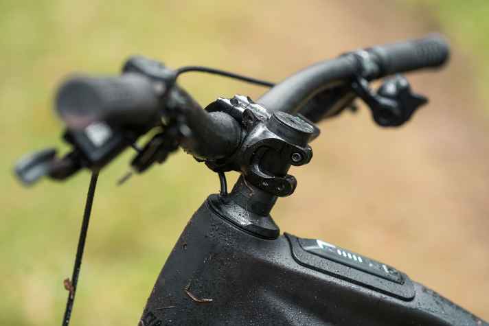 Kabel und Züge laufen durch den Steuersatz ins Innere des Carbonrahmen.