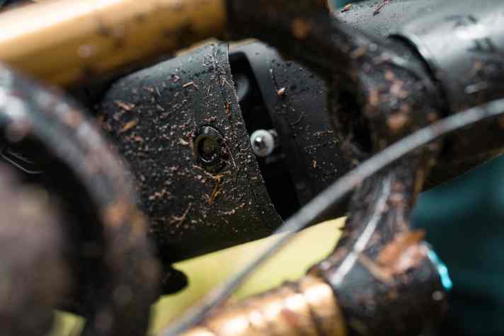 Neu ist der Verschluss des Akku-Covers. Statt dem Gummi-Strap des Vorgängers gibt’s jetzt einen knackigen Druckknopf.