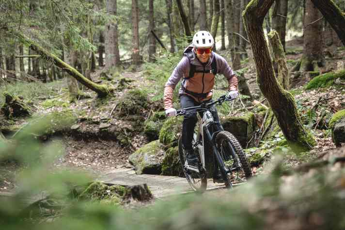 Mit gutem Motor und tiefer Front klettert das Radon anständig. Kontrolle und Handling könnten aber noch etwas besser sein.