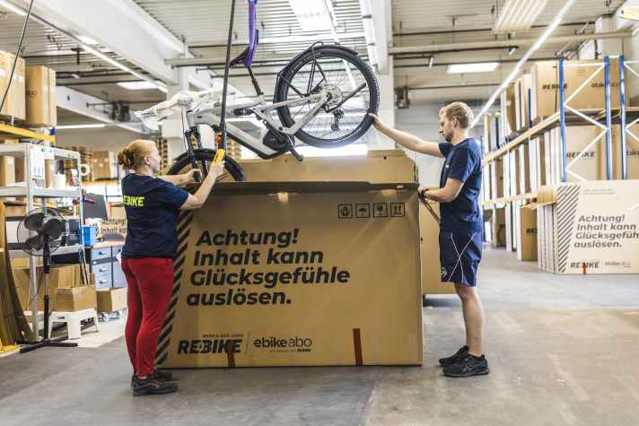 Das Bike kommt fahrfertig im Karton zum Kunden. Nur noch Pedale dran und Lenker gerade drehen und es kann losgehen.