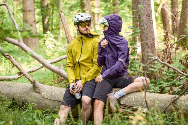Regenjacken für Tourenbiker sind in der Regel lockerer geschnitten und üppig ausgestattet: Kapuze, Taschen und Lüftungsöffnungen sind meist Standard