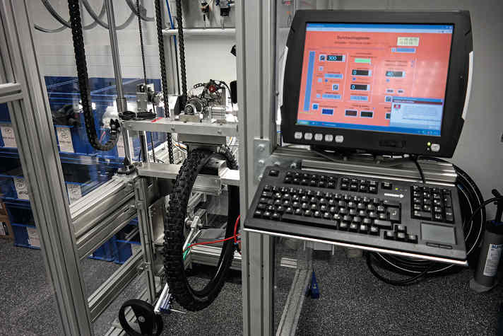 Auch Schwalbe investiert viel Energie, um die Belastbarkeit ihrer Reifen auf Herz und Nieren zu testen.