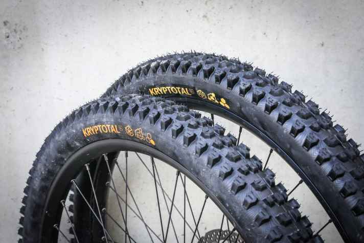 Kryptische Bildchen bei <a href="https://www.bike-magazin.de/komponenten/reifen-schlaeuche/mtb-reifen-continental-kryptotal-im-kurztest/" target="_blank" rel="noopener noreferrer">Contis Kryptotal</a>? Mit den Symbolen auf der Seitenwand sollte man sich vor der Reifenwahl unbedingt beschäftigen. Denn trotz identischem Profil sind die beiden Reifen im Bild ein komplett anderes Kaliber. Das Geheimnis liegt in Gummimischung und Karkassenkonstruktion.