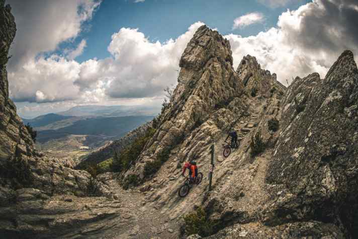 Die ausgewiesenen Enduro-Trailrunden führen hautnah an den Mallos-Felsen vorbei.
