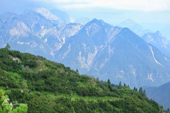 Der Karnische Alpenkamm zieht eine spektakuläre Grenze zwischen Österreich und Italien.