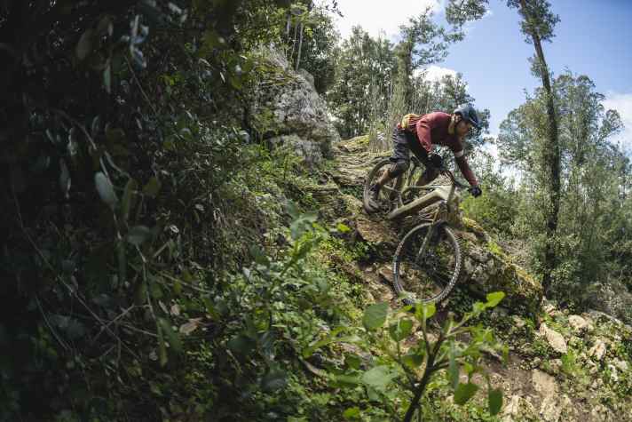 Rumpeldipumpel! Steine, Felsen, Absätze - hier fühlt sich das Canyon Torque:On CF pudelwohl. Mehr davon!