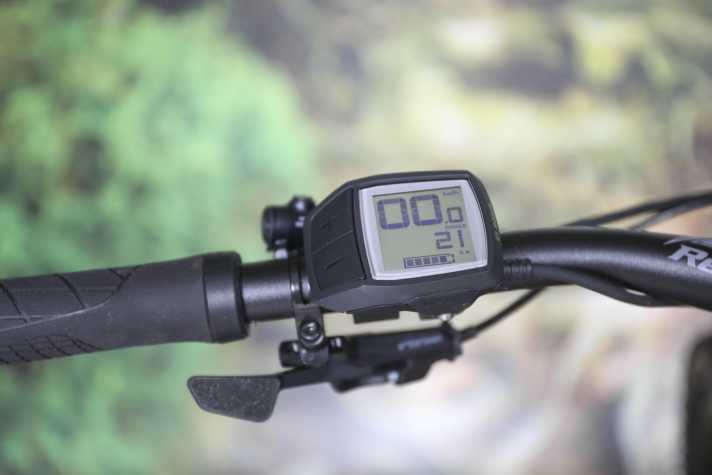 Nicht mehr up to date ist das alte Purion-Display, das klobig am Lenker prangt und für seine Größe nur überschaubare Funktionen und Infos liefert.