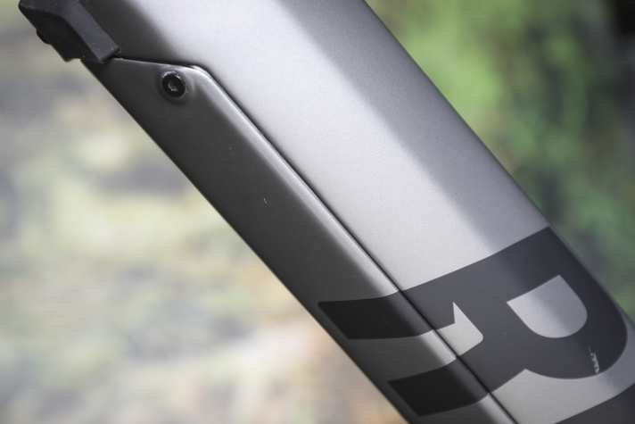 Um die Batterie zu entnehmen, müssen zuerst vier dieser Schräubchen abmontiert werden, um das Cover zu entfernen.