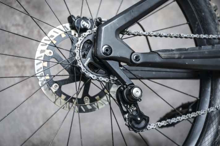 Rotwild setzt auf Kette statt Riemen, der beim Pinion-Antrieb eigentlich üblich ist. Leider klappert die schwere Kette massiv, unser Test-Bike war im Gelände unangenehm laut.