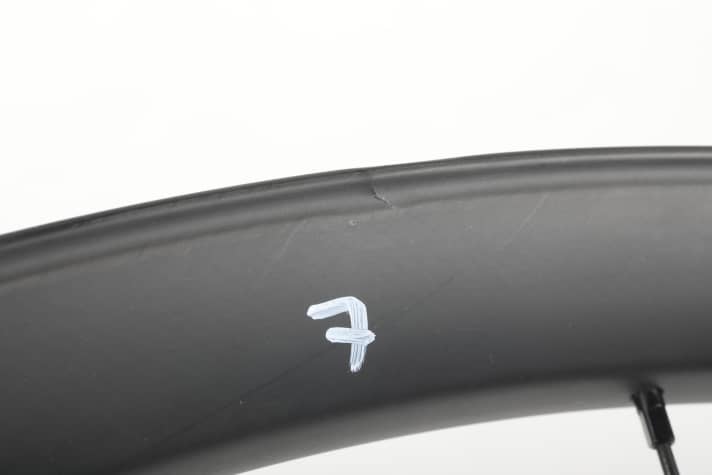 Die Roval-Felge bekommt bei Schlaghöhe 7, bei einer Energie von 21,63 Joule den ersten Riss. Damit ist sie für den Cross-Country-Einsatz gut gewappnet.