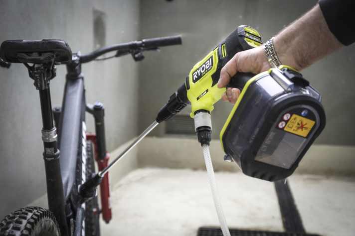 Fahrradwäsche to go: Tool-Profi Ryobi hat einen praktischen Akku-Reiniger im Programm, der sich universell einsetzen lässt.