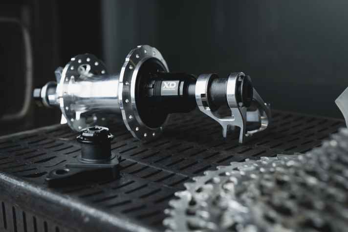 Sram UDH Schaltauge vorne und neue Sram Eagle Transmission Direct-Mount-Befestigung hinten.