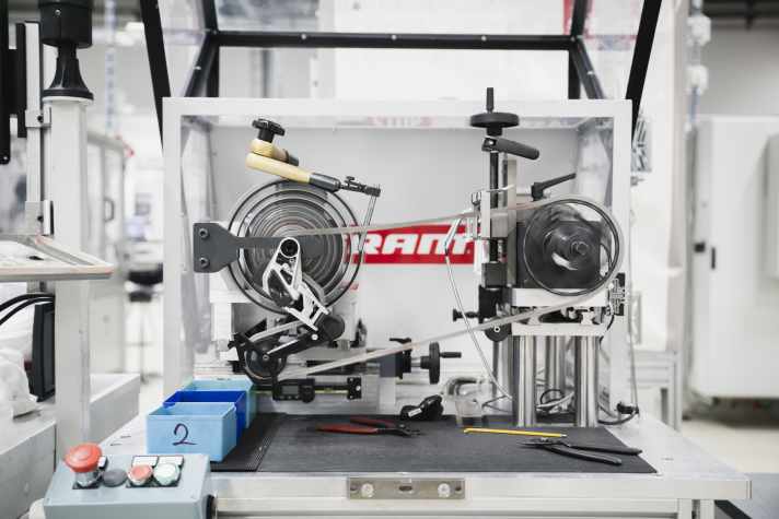 Insgesamt etwa 900 Kassetten mussten auf Sram-Prüfständen in den letzten Jahren ihre Robustheit beweisen.