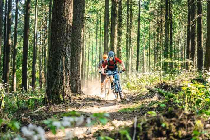 Man sieht es fast nicht, aber man spürt es beim Fahren: Den Trail-Kurven entlang der Grüne Hölle Nr. 9 wurde mit der Schaufel noch ein bisschen mehr Spaß draufgeschippt.