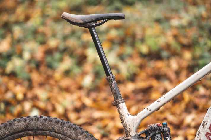 Die One Up Dropper Post mit 210 Millimetern Hub schafft Raum für radikale Fahrmanöver.