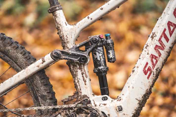 Statt im VPP-System liegend, wie bei den bisherigen E-Bikes von Santa Cruz, steht der Fox-Dämpfer nun aufrecht im Carbon-Rahmen des Vala.