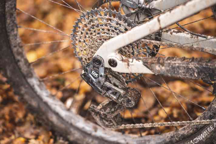 Die Sram GX AXS Transmission gibt dem Santa Cruz Vala GX AXS seinen Namen und schaltet via Funksignal. Im Test ergaben sich Einstellungsprobleme, die zu verbogenen Zähnen an der Kassette führten.