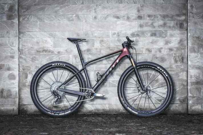 Speerspitze der neuen Scott Scale RC Familie für 2023: Die 14000 Euro teure SL-Version mit Silverton SL Carbonlaufrädern, Trickstuff Piccola-Bremsen und Sram Powermeter. 