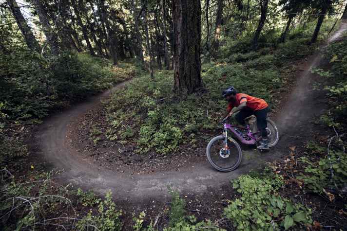 In Kürze werden wir das Santa Cruz Heckler SL in unserem Test über die Trails scheuchen - alle Infos dann hier auf der Seite.