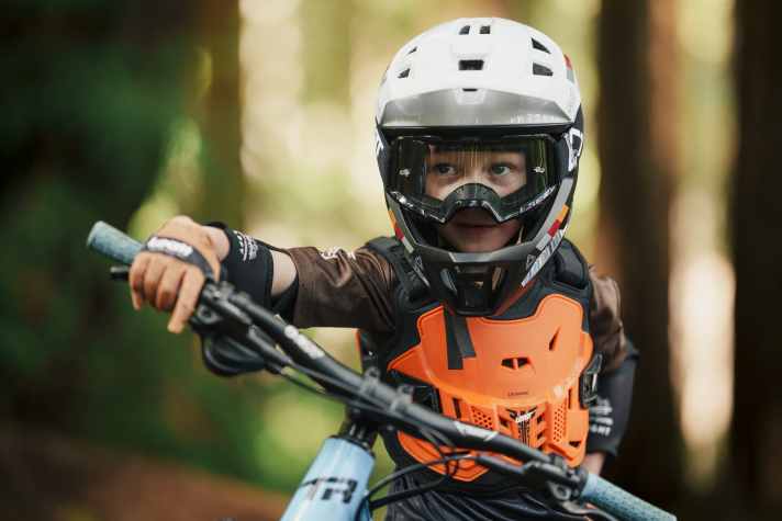 Bereit für alle Mountainbike-Schandtaten mit Protektoren, Helm und Brille von Leatt speziell für Kinder.