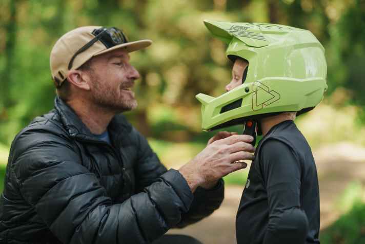 Die Kinder-Fullface-Helme von Leatt stehen dem Schutz der Profis in nichts nach, passen aber auf kleine Köpfe.