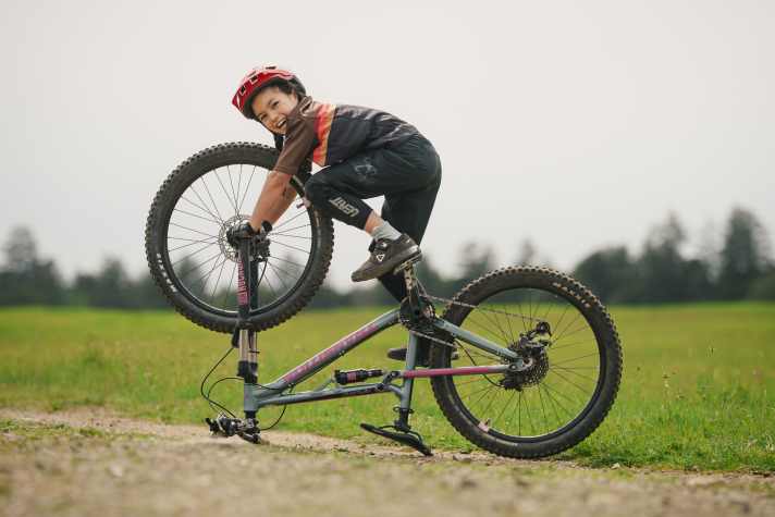 Spieltrieb und Quatsch gehören beim Biken mit Kindern dazu. Damit Verletzungen ausbleiben, helfen Kinder-Protektoren.