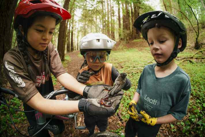 Wenn Kinder die Welt des Mountainbikes entdecken, sind sie mit den neuen Klamotten von Leatt bestens gekleidet.