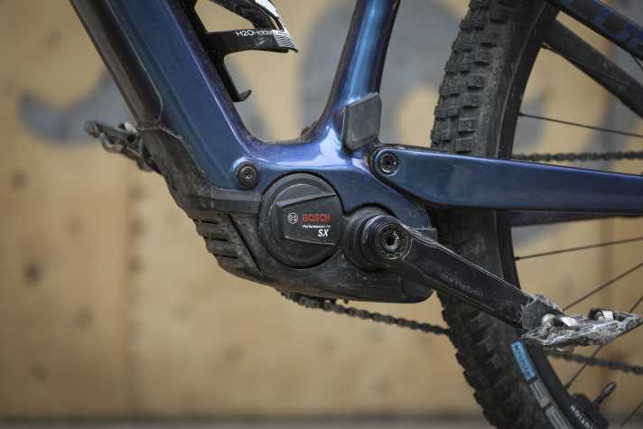 Bei hoher Trittfrequenz liefert der SX viel Punch für einen Light-Motor. Der Akku mit 400 Wattstunden ist beim Cube fest verbaut.