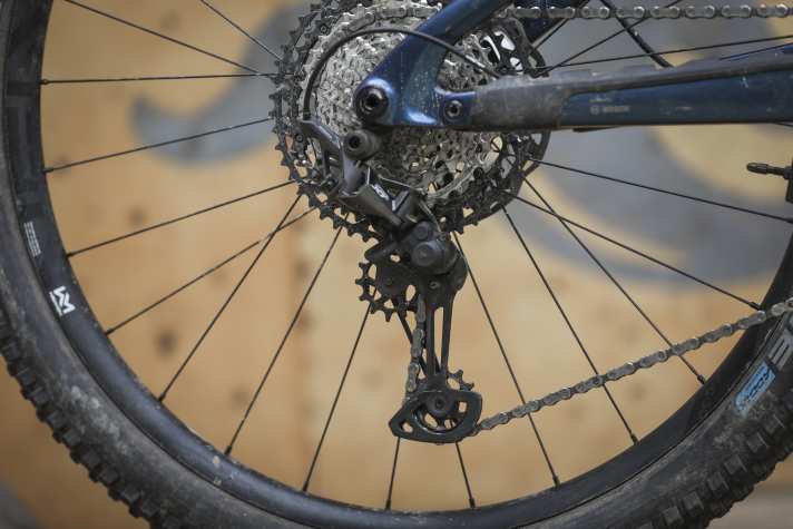 Die Gänge sortiert eine Shimano XT. An Vollcarbon-E-MTBs unter 6000 Euro eine echte Seltenheit.