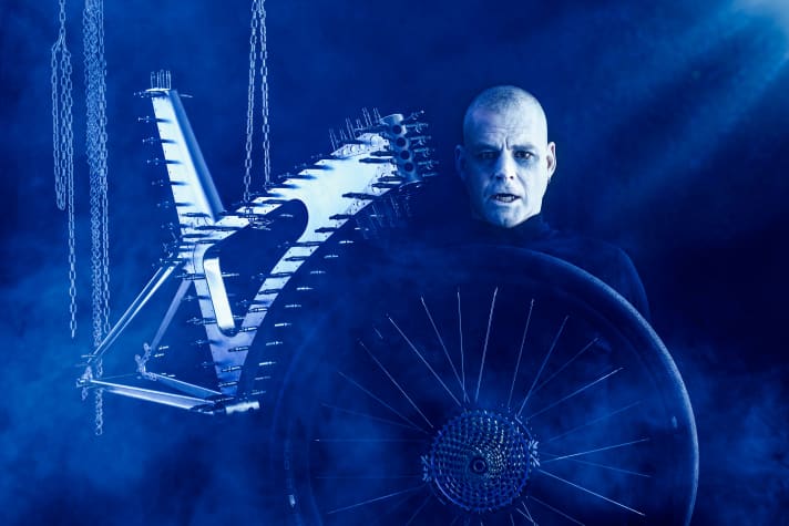 Die Heftnieten erinnerten Thomas an das Filmplakat des Zombie-Klassikers Hellracer. Da kam ihm die Idee zu dieser Hommage.