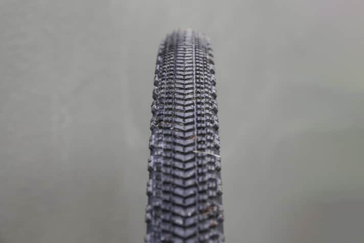 Das dichte Profil soll Haltbarkeit und Rollwiderstand begünstigen. Die feinen Blöcke ermöglichen sanfte Übergänge, sind auf weichem Untergrund aber nicht in ihrem Element.